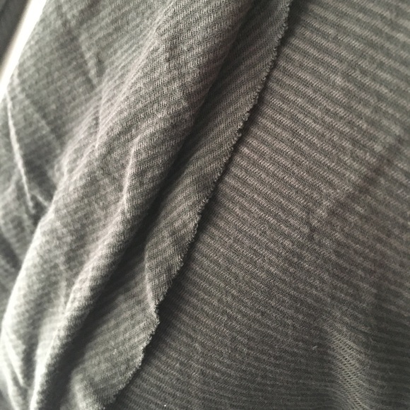 Lucy Large top in grey/ black ish - Picture 3 of 5